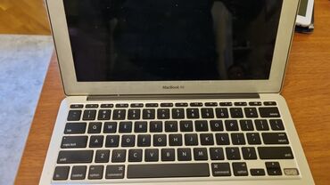 macbook adapter: MacBook air 2011-ci ilin, 11 düym,60 qB yaddaş. Original adapterı. Tam