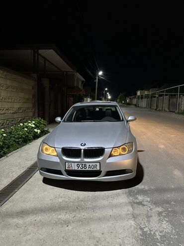 bmw тройка: BMW 3 Series серебристого цвета. Этот седан имеет элегантный и