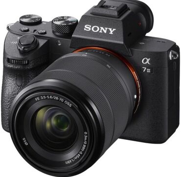 бюджетные зеркальные фотоаппараты: Беззеркальная камера Sony Alpha a7 III в черном корпусе, оснащенная