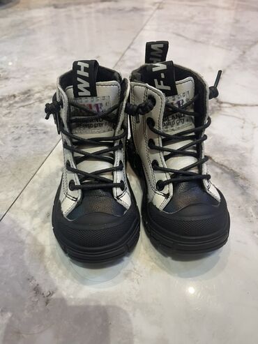 купить бу шкаф для одежды: Uşaq üçün qara-ağ rəngli dərimsi materialdan yüksək boğazlı botlar