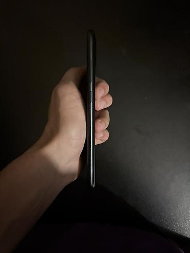Smartfon – qara rəngdə, nazik korpus Xüsusiyyətlər: - Yan hissədə səs
