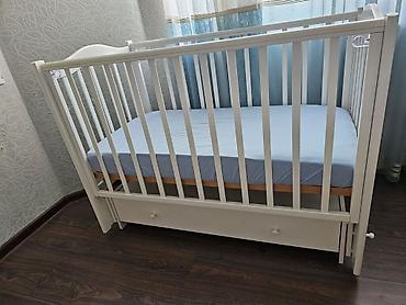 korpə beşiyi: Oğlan və qız üçün, İşlənmiş, Dördbucaq, Beşik, Dəstsiz, Matras ilə, Yellənmə mexanizmi ilə — 1
