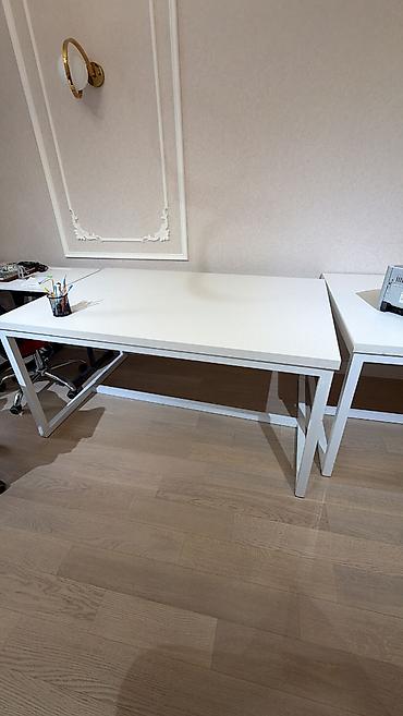 stol ustul: Divan təzədir, 1 aydır alınıb. Yeni ofis tam əşyalı olduğu üçün — 2