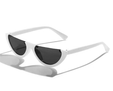 стильные очки: Очки солнцезащитные с линзами черного цвета в белой оправе. Стильный