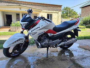 мото 300: Мотоцикл Suzuki GSR 250 (Inazuma) в стиле naked. Мотоцикл в хорошем — 9
