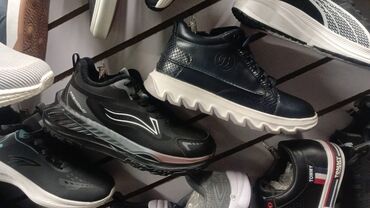 Кроссовки и спортивная обувь: Мужская обувь (несколько моделей) 1) Кроссовки серо‑чёрные Waterproof — 10