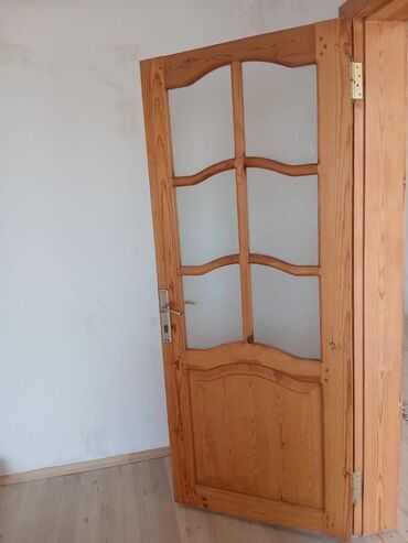 qapı: Qapıdan 4 ədəd var lakin açarları yoxdur dəstəkləri işləkdir