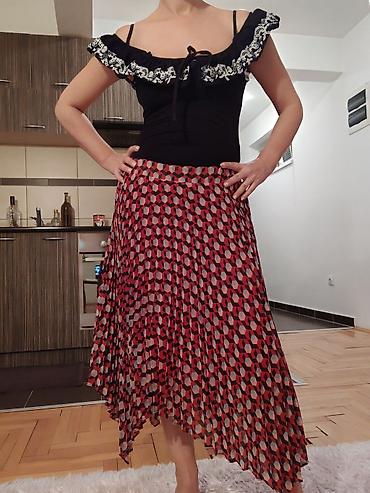 boa donji ves: Asimetrična plisirana suknja sa geometrijskim printom - Model: midi — 3