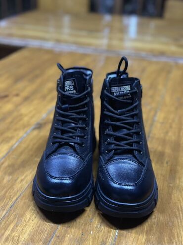 зимный красофка: Женские зимние ботинки, черные, на шнуровке. - Материал верха