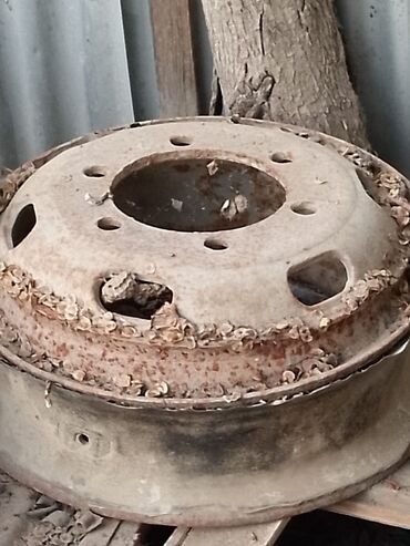Təkərlər: Bu, nəqliyyat vasitələri üçün istifadə olunan möhkəm metal təkər