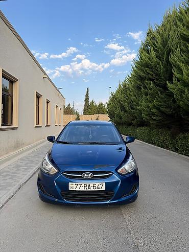 bmw g30 stop: Hyundai Accent sedan – mavi rəng, şəhər üçün ideal kompakta ölçülü — 1