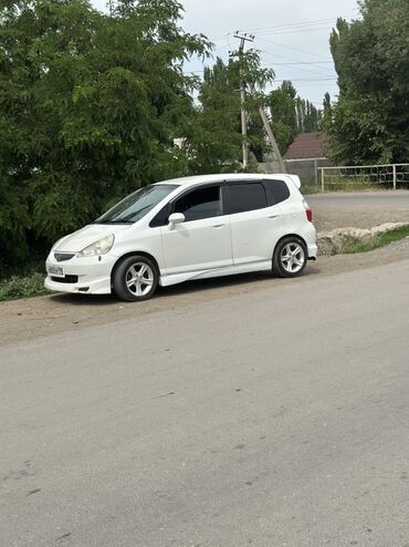 обмен на малолетражку: Белый хэтчбек Honda Fit, компактный автомобиль с 5-дверным кузовом