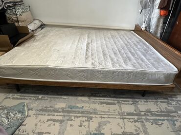 борт для кровати: Двуспальная кровать, Б/у, С матрасом, длина - 190 см