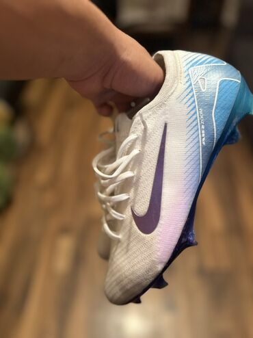 Digər idman və istirahət malları: Butslar Nike
