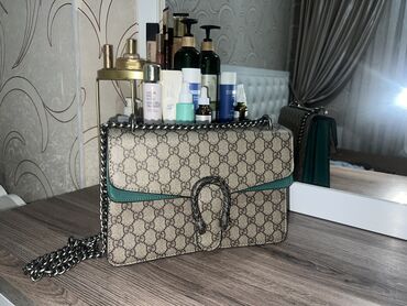 сумка lacoste: Продаю сумку под Gucci Качество люкс Состояние новой Цена : 700сом