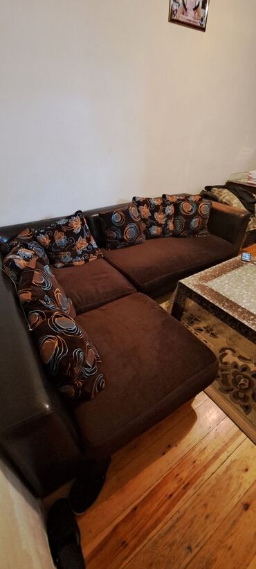 kunc divan metbex ucun: Yaxsi veziyyetdedi.ancaq qollarinin rengi gedib