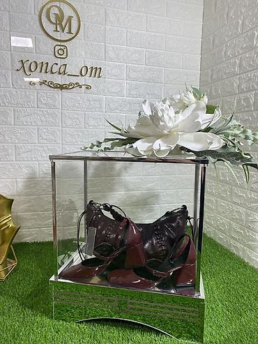 Aksesuarlar üçün vitrinlər: Hazır biznesdir, 4 ferqli modelde xonçalardır. 3 növde hazır güller — 2
