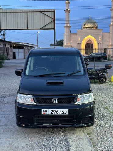 хода адисе: Черный минивэн Honda Stepwgn с передним приводом. Этот компактный