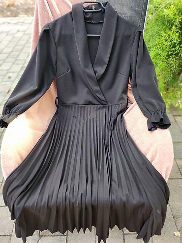 Elegantna crna midi haljina s plisiranom suknjom - Model: wrap/kimono