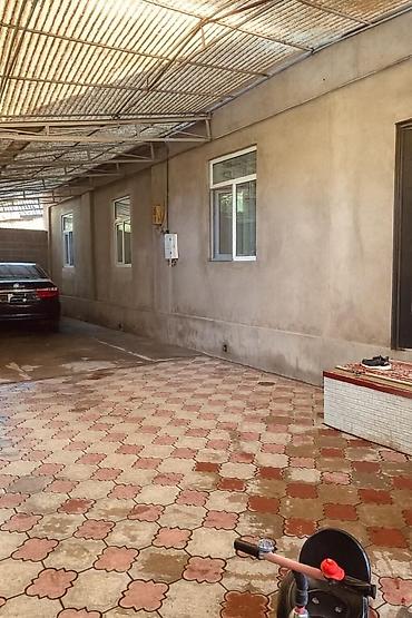 двор: Продаю двухэтажный дом, (полдома, но с отдельными воротами и двором) — 3