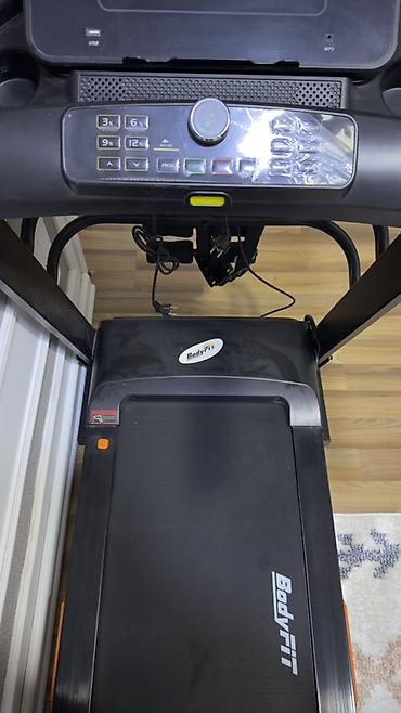 Qaçış trenajorları: BodyFit qaçış trenajoru - Geniş qaçış səthi və güclü konstruksiya; — 6