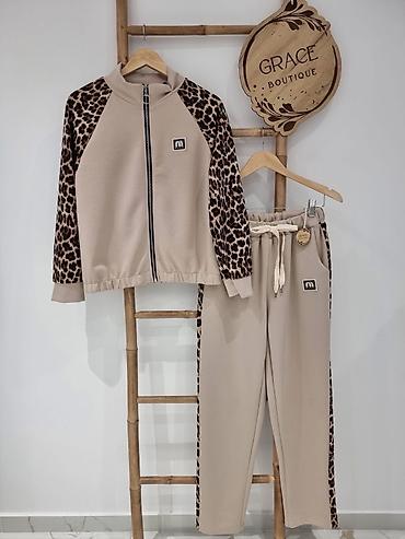 Ženski komplet trenerke sa animal print detaljima
3400din