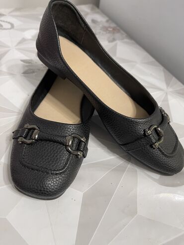 бу женский обувь: Чёрные туфли, на низком каблуке, в хорошем состоянии, размер 36