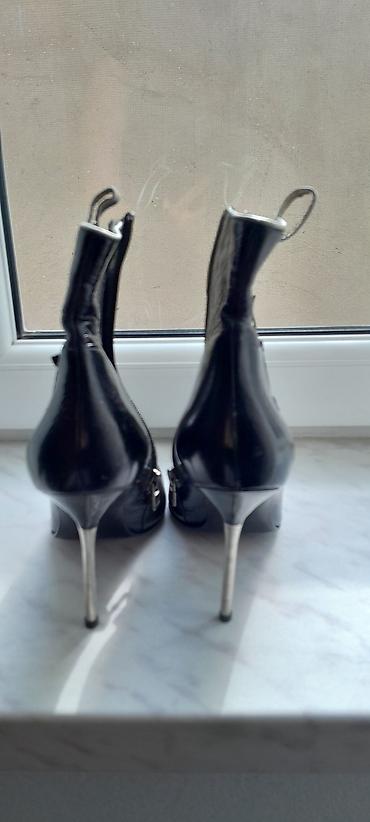 qadinlar: Qadın qısa çəkmələri – itiuclu burun, nazik metal stilettos daban — 2