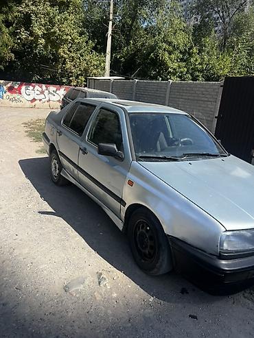обшита: Volkswagen Vento: 1994 г., 1.8 л, Механика, Бензин, Седан — 4