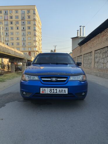 шины на матис: Синий седан Daewoo Nexia, запечатленный с разных ракурсов. Автомобиль