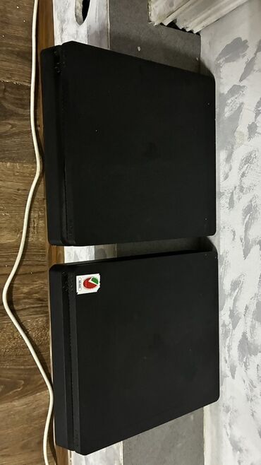 райия: Игровая консоль Sony PlayStation 4 Slim (два экземпляра на фото)