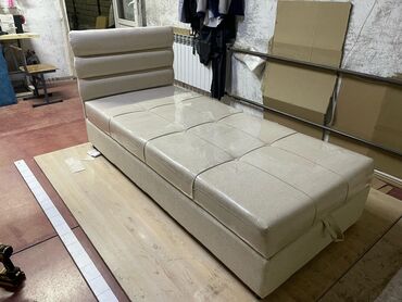 куплю раскладной диван: Односпальная кровать с мягкой обивкой и изголовьем, состоящим из