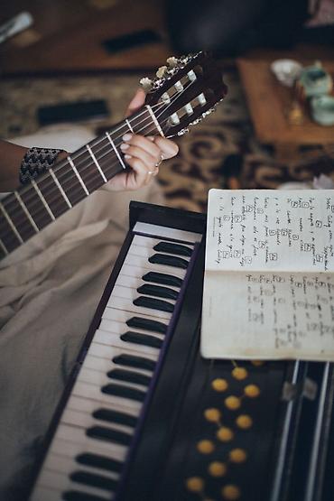 türkiy: 🎸 Gitara Kurslarına Qəbul Davam Edir! Gitara ifa etməyi peşəkar — 7