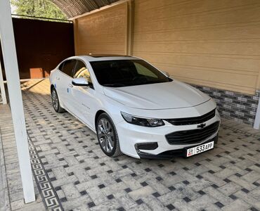 мерседес бенс 300: Белый седан Chevrolet Malibu с люком на крыше. Автомобиль имеет серые