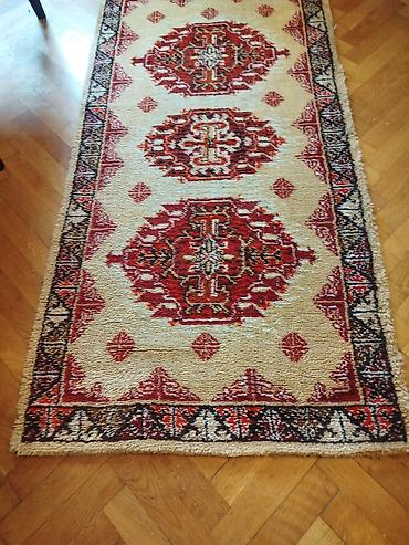 heets varijante: Tepih stazica Duzina oko 140 cm. Sirina oko 70 cm. S jedne strane — 3