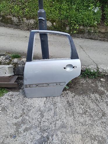 fioke za novac: Prodajem vrata od citrojena c3 u vidjemom stanku cena po dogovoru — 5