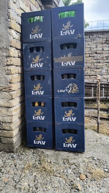 case za sampanjac za mladence: Na prodaju su prazni sanduci za pivo marke LAV. Sanduci su plastični