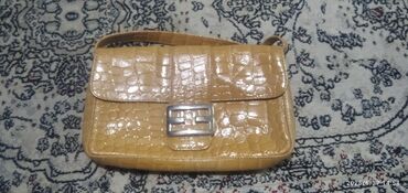 украшения изделия ручной работы: Классическая сумка, Fendi, Материал: Натуральная кожа, Жёсткая конструкция, Женские, Б/у