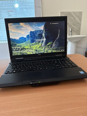 komputer notebook: Intel Core i7, 16 ГБ ОЗУ, 15 "