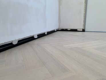 Декоративные камни: Ağ rəngli, balıq sümüyü naxışlı döşəmənin kənarları üçün nəzərdə