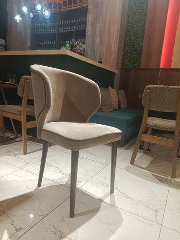 Stullar: Bej rəngli, dəbli və funksional yemək stulu. Bu stul yumşaq parça ilə