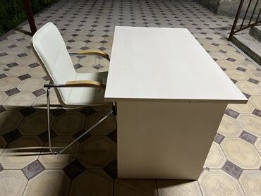 Столы: Офисный Стол, цвет - Белый, Б/у