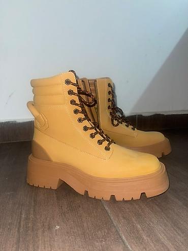 bata gležnjače: Bershka ženske čizme. Potpuno nove. Br 37 — 3