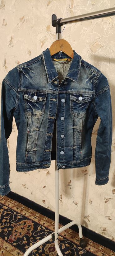 куртка подростков: Продам классную джинсовую курточку в отличном состоянии. Размер 40-42