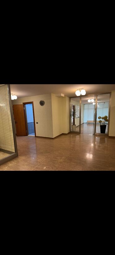 Ofislər: Ofis sahəsi – şüşə arakəsməli, geniş vestibül və iş otaqları - İşə — 9