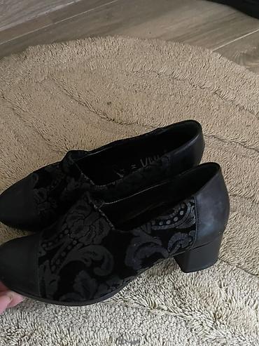 Elegantne ženske cipele sa niskom blok potpeticom. Gornjište je