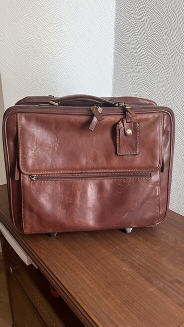 купить дорожную сумку: Продаю кожаный дорожный портфель/ чемодан. На колесиках . Фирма