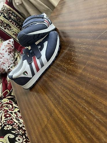 deri plas: Uşaq idman ayaqqabısı - Rəng: tünd göy, ağ və qırmızı/boz zolaqlı — 4