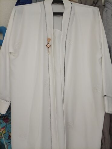 прокат национальных костюмов для детей: Белый комплект в восточном стиле: абайя-накидка и длинное платье. -