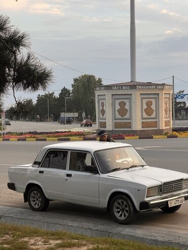 шины на мотоблок: Белый седан Lada 2107, классический четырехдверный автомобиль с